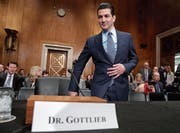Scott Gottlieb musste sich am Mittwoch vor einem Komitee des Senats rechtfertigen. (Bild: J. Scott Applewhite (Washington, 5. April 2017))