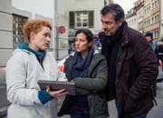 Liz Ritschard (Delia Mayer, Mitte) und Reto Flückiger (Stefan Gubser) mit der neuen kriminaltechnischen Leiterin Corinna Haas (Fabienne Hadorn) am Tatort (Bild: SRF / Daniel Winkler)