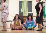 Meditativ: In Schenkon mimt Beat Wechsler (zweiter von rechts) den Yoga-Lehrer im Jogginganzug. (Bild: Dominik Wunderli (6. Oktober 2017))