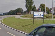 Der unbekannte Lenker hat die Strasse deutlich verfehlt: Diese Willkommenstafel ist durch sein Fahrzeug ramponiert worden. (Bild: Google Streetview/Screenshot)