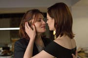 Emmanuelle Seigner (links) durfte wählen und entschied sich für die Rolle der Delphine de Vigan. Eva Green spielt L. (Bild: Carole Bethuel)