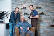 Es steht ein Generationenwechsel an. Michael Sergi (rechts) übernimmt das Schuhmachergeschäft seines Vaters Giovanni (Mitte) und arbeitet mit Bruder Patrick zusammen. (Bild: Maria Schmid (Zug, 25. Januar 2017))