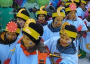 Die Bürgler Kinder trotzten an der Schulfasnacht dem heftigen Schneetreiben und der eisigen Kälte. (Bild pd)