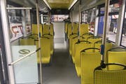 So sieht es im Innern des Elektrobusses «Urbino 12» aus. (Bild: David von Moos/luzernerzeitung.ch)