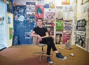 Julian Blum (22) hat an der Neustadtstrasse in Luzern eine neue Kunstlokalität eröffnet. (Bild: Boris Bürgisser (17. August 2017))