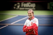 Den Tennisplatz in der Messe Luzern findet er schlicht «sensationell»: der Schweizer Fed-Cup-Teamcaptain Heinz Günthardt. (Bild Pius Amrein)