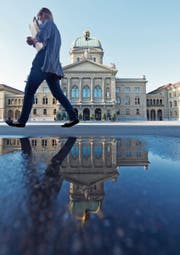 Über 300 Personen arbeiten bei der Bundesverwaltung zurzeit in der Öffentlichkeitsarbeit. (Bild: Keystone)