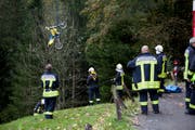 Die Feuerwehr holt den Töff aus dem Abhang. (Bild: Geri Holdener, Bote der Urschweiz)
