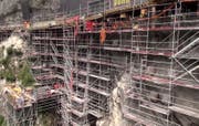 Die eindrückliche Gerüstwand unterhalb der Strasse. (Bild: Youtube)