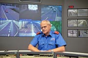 Lorenz Muhmenthaler, Leiter der Nidwaldner Verkehrs- und Sicherheitspolizei, in der Überwachungszentrale in Stans. (Bild Markus von Rotz)
