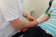 Eine Patientin bekommt eine Infusion. (Symbolbild Corinne Glanzmann / Neue LZ)