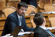 Der Walliser Nationalrat Yannick Buttet, CVP, links, hier Ende November im Gespräch mit Ratskollege Thomas Egger, gerät mehr und mehr unter Druck. (Bild: PETER SCHNEIDER (KEYSTONE))