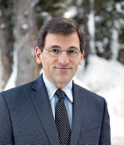 «New York Times»-Korrespondent Peter Baker (50) am Rande des WEF. (Bild: Sandra Blaser (Davos, 25. Januar 2018))