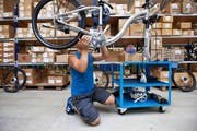 Schrauben, was das Zeug hält: Biketec stellt auf Sechs-Tage-Produktion um, so gross ist die Nachfrage nach dem Flyer derzeit. (Bild: Keystone/Alessandro della Bella)