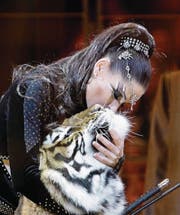 Die deutsche Dompteuse Carmen Zander pflegt einen sehr innigen Kontakt zu ihren Tigern. Hier eine Aufnahme von ihrem Auftritt am internationalen Zirkusfestival. (Bild: Claude Paris/EPA (Monaco, 23. Januar 2018))