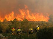 Feuerwehrmänner kämpfen gegen die Flammen bei Marseille. (Bild: KEYSTONE/EPA LA PROVENCE / MAXPPP/FREDERIC SPEICH)