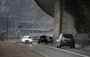 Kantonsstrasse in Hergiswil mit Viadukt am Lopper. (Bild: Corinne Glanzmann (Hergiswil, 10. Januar 2018))