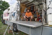Er ist am liebsten barfuss unterwegs: David L. in seiner fahrenden Wohn-Werkstatt. (Bild Christoph Riebli)
