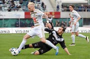 Die beiden Torschützen im Zweikampf: Luganos Anastasios Donis versucht, dem Luzerner Markus Neumayr den Ball vom Fuss zu spitzeln – beobachtet von Hekuran Kryeziu. (Bild: Keystone/Gabriele Putzu)