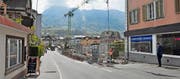 Durch die Bauerei hat sich der Boden um 25 Zentimeter gesenkt: Die Bahnhofstrasse wird auf der Höhe der Baustelle einspurig geführt. Dort wurden gestern die Leitungen kontrolliert. (Bild Edith Meyer)