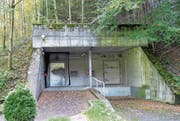 Alles streng geheim: Der Eingang zum Bunker K7 in Attinghausen wird mit Videokameras überwacht. (Bild: Archiv «Urner Zeitung»)