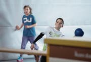 Giswiler Schüler haben nach den Hausaufgaben in der Turnhalle freie Spielewahl. (Bild: Corinne Glanzmann (Giswil, 21. März 2018))