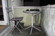 Die Polizei konnte dank des raschen Eingreifens schlimmere Schäden verhindern. Im Bild der Tisch mit dem abgebrannten Adventskranz. (Bild: Kantonspolizei Schwyz)