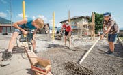 Bohren, schaufeln, rechen (von links): Urs von Ah, Mike Berchtold und Philip Bühler in Aktion. (Bild: Christoph Riebli (Giswil, 22. Juni 2017))