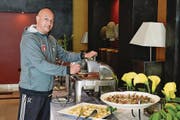 Guten Appetit: Teammanager Dante Carecci begutachtet das FCL-Menü. (Bild: Martin Meienberger/Freshfocus (Marbella, 17. Januar 2017))