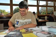 Jonny Schleiss, Mitarbeiter der Weidli-Werkstätte, verpackt die Wahlcouverts für Emmetten. (Bild Matthias Piazza)