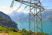 Auch diese Hochspannungsleitung am Axen sollte nach Meinung von Umweltschützern in den Boden verlegt werden. (Bild Bruno Arnold)
