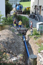 Nur Trottoir wird aufgerissen: Das Rohr für den Wärmeverbund wird in Buochs mit gesteuerter Bohrung unter der Stanserstrasse verlegt (kl. Bild). (Bilder Matthias Piazza)