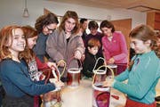 Eine Gruppe aus dem Kanton Freiburg hat sichtlich Spass beim Basteln ihrer Laternen im Felsenheim. (Bild Marion Wannemacher, Sachseln 16. Dezember 2017)