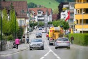 Zu Spitzenzeiten herrscht dichter Verkehr auf der Brünigstrasse durchs Dorf. Bild: Corinne Glanzmann (Alpnach, 24. Mai 2016)