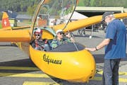 Wiedersehen: Georg Fliess (rechts) hat die Spyr Va selber 40 Jahre geflogen. Heutiger Besitzer ist Thomas Fessler (vorne am Steuer). Hinten Passagier Simon Muff. (Bild: Robert Hess/NZ, Buochs, 23. September)