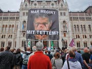 An der Abstimmung nahmen nur rund 45 Prozent der Wähler teil, für einen gültigen Ausgang wären 50 Prozent nötig gewesen. "Was habe ich wieder getan" steht auf dem Poster mit Premier Orban an einer Protestveranstaltung der Opposition in Budapest. (Bild: KEYSTONE/AP/VADIM GHIRDA)