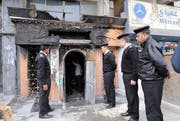 Ägyptische Security vor dem Eingang des Nachtclubs, auf den der Ansschlag verübt wurde. (Bild: EPA)