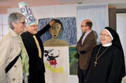 Sie freuen sich über neue Räumlichkeiten für die Color-Box (von links): Gemeinderätin Manuela von Ah, Initiant Adrian Hossli, der designierte Justizdirektor Christoph Amstad und Äbtissin Maria Pia Habermacher. (Bild Romano Cuonz)