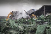 Am Tag nach dem Brand wurde bereits mit den Aufräumarbeiten begonnen. (Bild: Ralph Ribi)