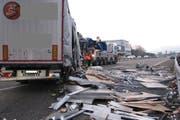 Der LKW rammte das Auto auf dem Pannenstreifen. (Bild: Kapo Aargau)