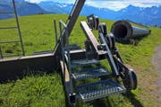 Masten und Rollen der stillgelegten Schönbüel Sesselbahn, welche verkauft werden soll (Bild: Markus von Rotz / OZ)