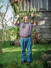 Peter Stutzer zeigt den preisgekrönten Apfelschaumwein mit Holunder (links) auf seinem verpachteten Hof. (Bild: Dominik Wunderli (Küssnacht, 12. April 2017))