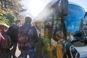 Auto-AG-Uri-Fahrgäste beim Zustieg an der Haltestelle Kollegium Altdorf. (Bild: PD)