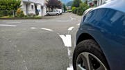 Bodenmarkierungen sollen die Orientierung beim Rechtsvortritt verbessern – hier im Alpnacher Quartier Neugrund. (Bild Markus von Rotz)