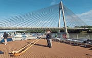 Herrliches Wetter, herrliche Kulisse: Alphorn-Workshop auf der Donau. (Bild: PD)