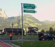 Die eingedrückte Beifahrerseite des Kleinwagens. (Bild: Geri Holdener, Bote der Urschweiz)
