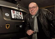 Seine Liebe zu Uri bringt Erwin Indergand auch an seinem fahrbaren Untersatz zum Ausdruck: Bereits das vierte Auto der Familie trägt einen Uristier-Aufkleber am Heck. (Bild: Urs Hanhart (Brunnen, 6. Januar 2018))