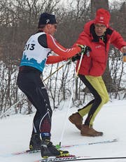 Roland May, hier betreut durch Beat Waser, unterwegs zum Bronzeplatz über 40 Kilometer. (Bild: Heinz Wolf ()