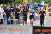 Das siegreiche Urner Team beim gemeinsamen Zieleinlauf; von links: Reto Indergand, Patrick Jauch, Sara Baumann, Manfred Jauch und Vera Güntert. (Bild: Urs Hanhart)