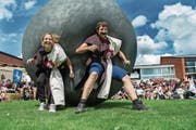 Die Grafschaften messen sich: Evelin Eberli vom Team Altwis mit David Leisibach beim Kugelstossen. (Bild: Eveline Beerkircher (Hochdorf, 20. Mai 2017))
